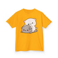 Kids Peach & Goma Funny T-Shirt – Youth Mochi Peach Cat Graphic Tee – Cute Mocha & Milk Lovers Shirt for Boys & Girls – Funny Cartoon Couple Youth Top