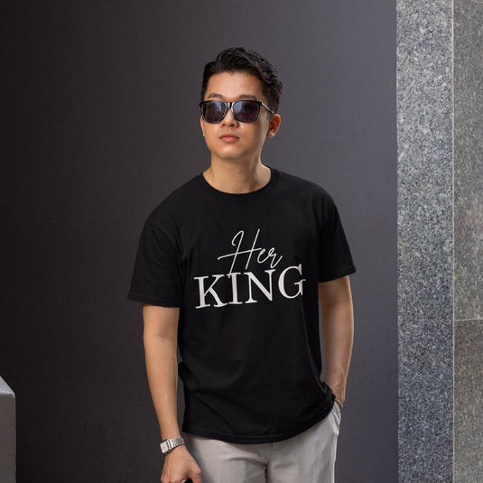 Men’s "Her King" Graphic T-Shirt – Modern Crown Typography Tee – Soft Cotton Matching Couples' Shirt for Men