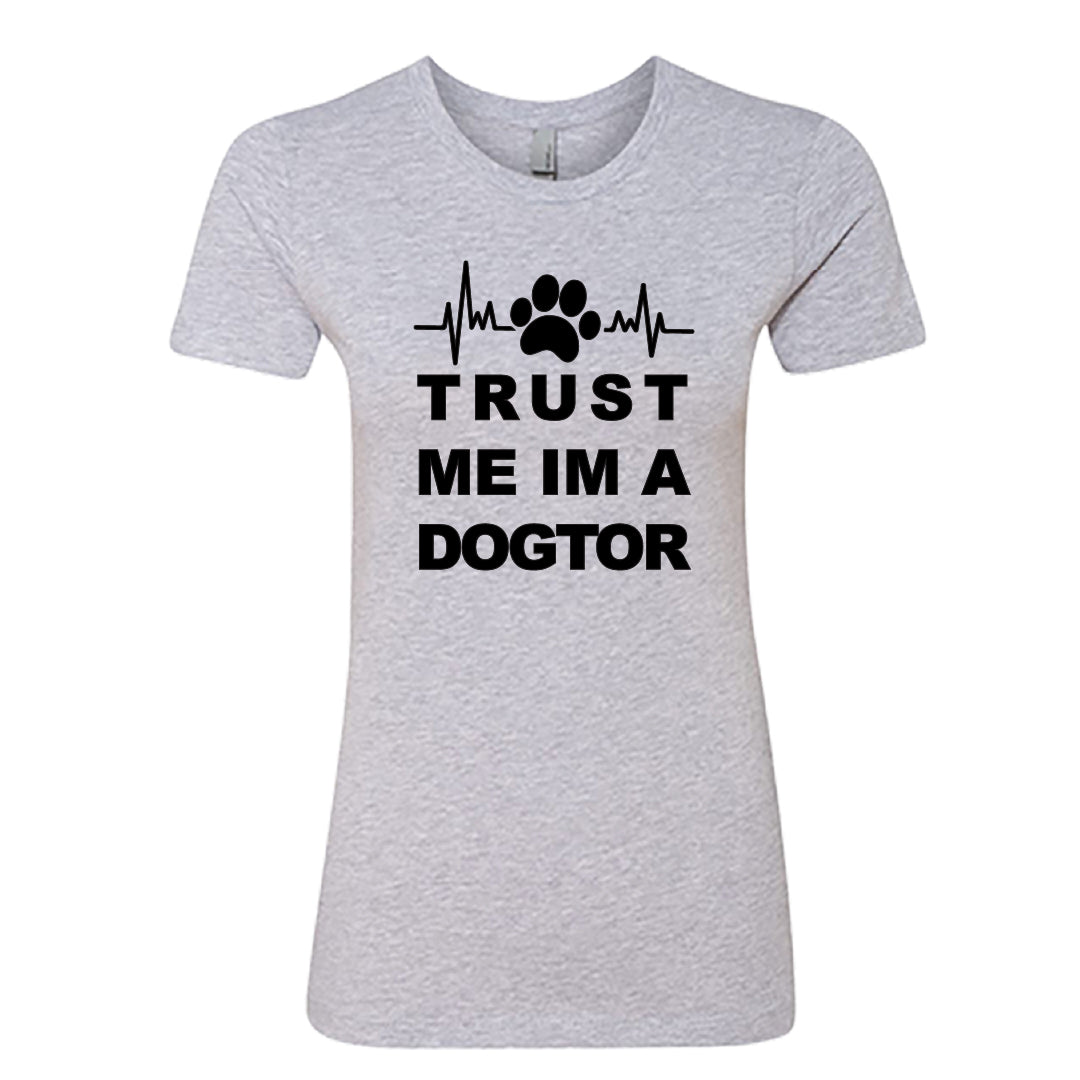 HUMOROUS "Trust Me I'm a Dogtor" Women's T-Shirt – Witty Dog Lover Tee