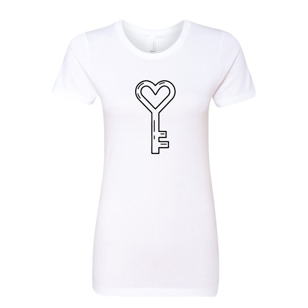 Women’s Heart Key T-Shirt – Minimalist Heart-Shaped Key Graphic Tee – Romantic Aesthetic Shirt for Her – Trendy Lock and Key Couples Gift