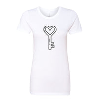 Women’s Heart Key T-Shirt – Minimalist Heart-Shaped Key Graphic Tee – Romantic Aesthetic Shirt for Her – Trendy Lock and Key Couples Gift