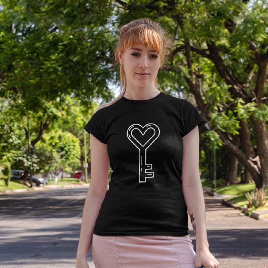 Women’s Heart Key T-Shirt – Minimalist Heart-Shaped Key Graphic Tee – Romantic Aesthetic Shirt for Her – Trendy Lock and Key Couples Gift